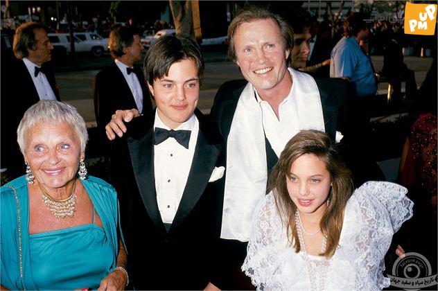 تصویری جالب از آنجلینا جولی در سال 1987 کنار برادر و مادر بزرگش!/ عکس